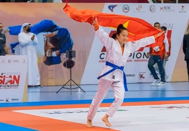 La combattante vietnamienne Phùng Thi Huê célèbre sa médaille d’or au Championnat d’Asie 2023. Photo : thethao.sggp.org.vn