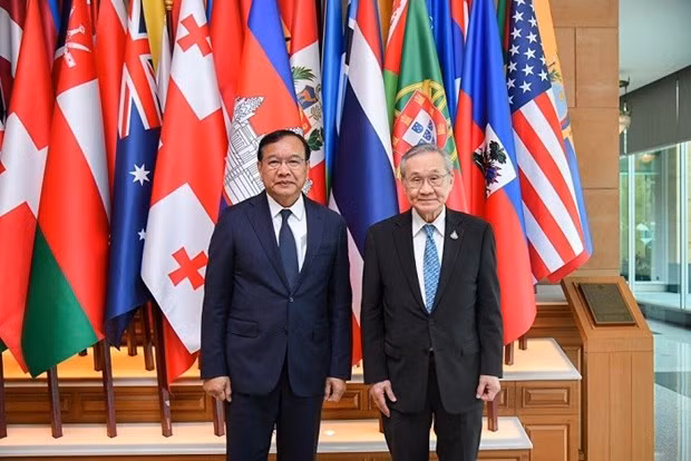 Le Vice-Premier ministre thaïlandais et ministre des Affaires étrangères, Don Pramudwinai (à droite), et son homologue cambodgien, Prak Sokhonn lors de leur rencontre du 23 février. Photo : Ministère des Affaires étrangères de Thaïlande.