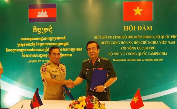 Le général de division Lê Duc Thai, commandant de la Garde-frontière (droite), et le général d’armée Kirth Chantharith, directeur général du Département général de l'immigration. Photo: VNA