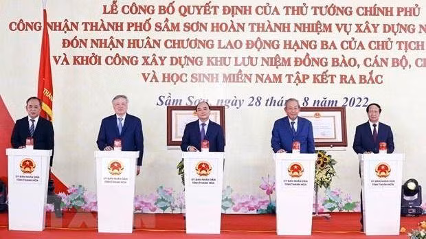 Cérémonie de mise en chantier d’une zone de souvenirs des compatriotes, cadres, soldats et étudiants du Sud réunis au Nord, le 28 août à Thanh Hoa. Photo : VNA.