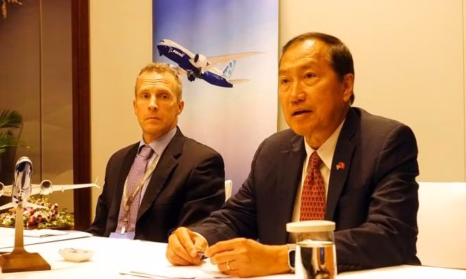 Michael Nguyen, directeur national de Boeing Vietnam (à droite). Photo : thoidai.com.vn