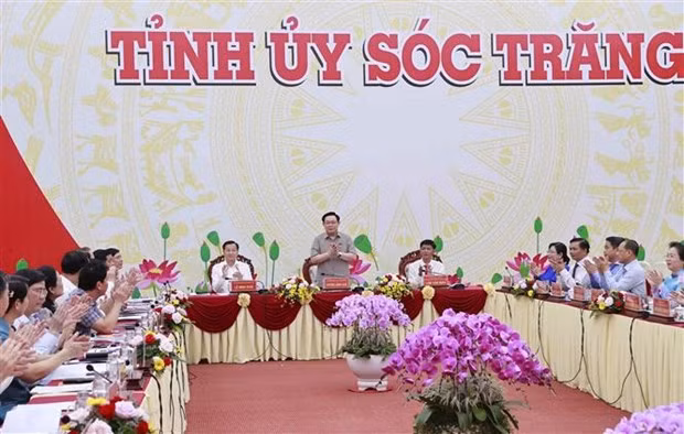 Le Président de l’Assemblée nationale Vuong Dinh Huê à la séance de travail avec le Comité permanent du Comité provincial du Parti de Soc Trang. Photo : VNA