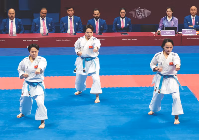 Le trio de kata féminin vietnamien aux ASIAD 19. Photo : VNA 