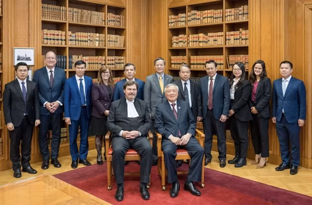 Le président de la Cour populaire suprême du Vietnam, Nguyên Hoa Binh (droite) et le juge en chef de la Cour suprême du Canada, Richard Wagner. VNA
