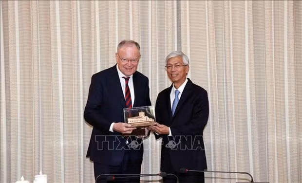 Le vice-président du Comité populaire de Hô Chi Minh-Ville, Vo Van Hoan (droite) et le Premier ministre de la Basse-Saxe, Stephan Weil. Photo : VNA