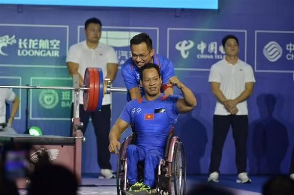 Le Van Cong remporte une médaille de bronze lors des 4es Jeux paralympiques asiatiques. Photo: VNA