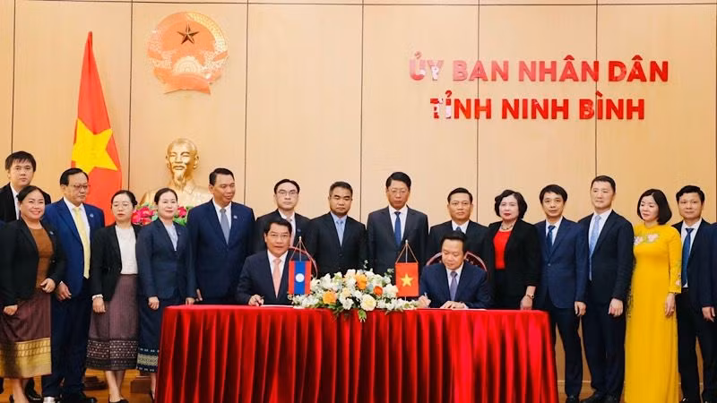 Le maire de Vientiane, Athsaphangthong Siphandonne, et le président du Comité populaire provincial de Ninh Binh, Pham Quang Ngoc, ont signé le protocole d’accord. Photo : NDEL