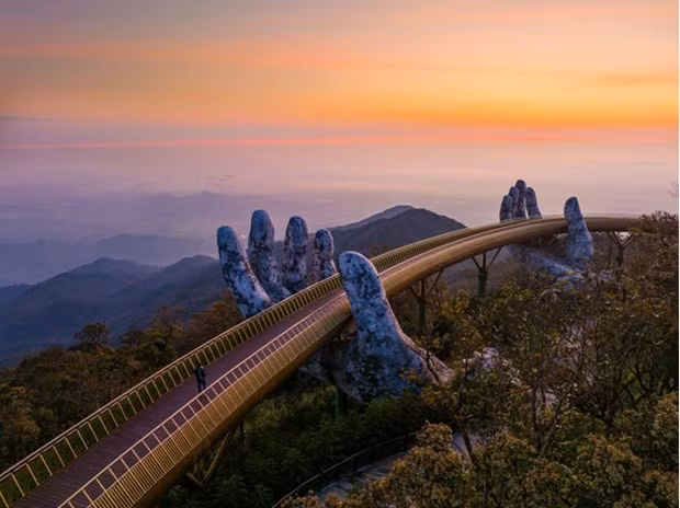 Le Pont d'or dans la zone touristique Sun World Bà Na Hills, à Dà Nang. Photo : VNA.
