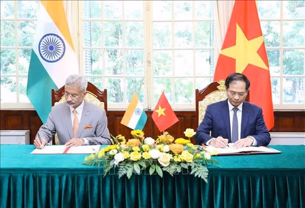 Le ministre vietnamien des Affaires étrangères, Bùi Thanh Son (à droite) et son homologue indien Subrahmanyam Jaishankar signent le procès-verbal de la réunion. Photo : VNA.
