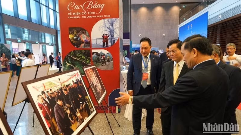 Les délégués ont visité une exposition en marge de la conférence, présentant la beauté naturelle, les gens, ainsi que le potentiel et les avantages de Cao Bang. Photo : Trung Hung/NDEL.