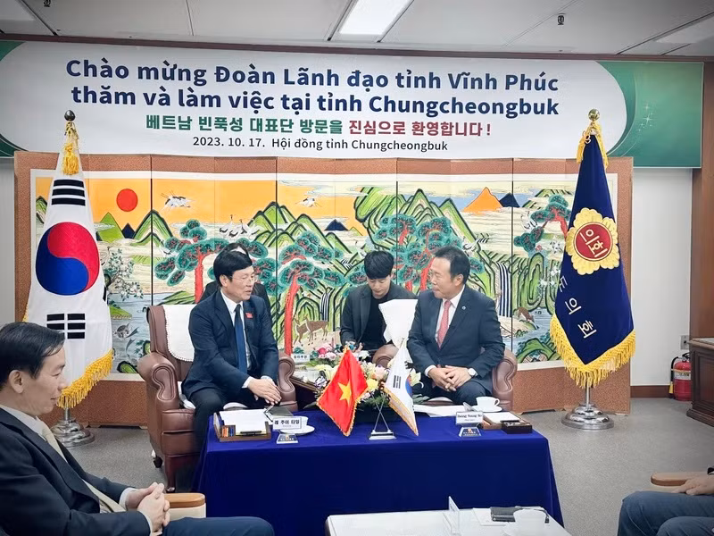 Kim Young-Hwan, gouverneur de la province de Chungcheongbuk reçoit la délégation de Vinh Phuc. Photo : VNA.