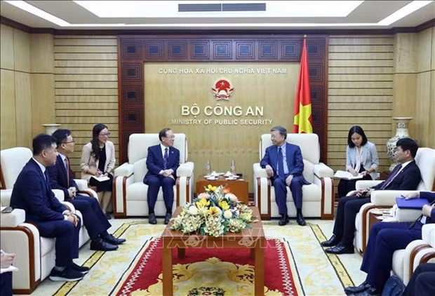 Le général Tô Lâm (à droite), ministre de la Sécurité publique, reçoit Kim Byung Ro, commandant des garde-côtes de la région centrale des Garde-côtes sud-coréens . Photo : VNA.
