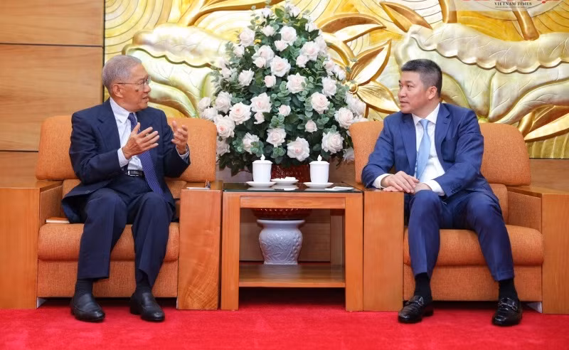 Phan Anh Son, président de l’Union des organisations d’amitié du Vietnam, et Thet Win, président de l’Association d’amitié Myanmar-Vietnam. Photo : thoidai.com.vn