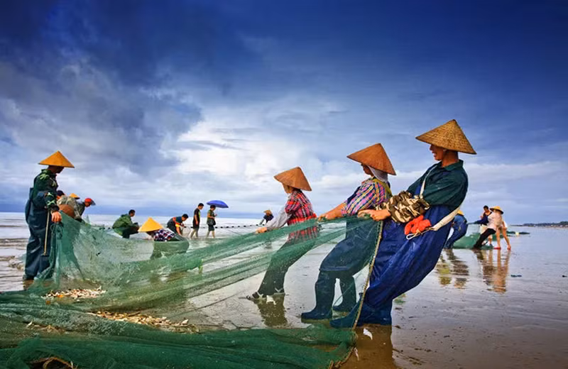 Les gens de Van Vi vont à la pêche. Photo de : Baidu.