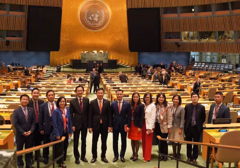 La délégation vietnamienne a assisté à la séance de vote et d’annonce des résultats de son adhésion au Conseil des droits de l’homme des Nations Unies en octobre 2022. Photo : Mission du Vietnam auprès des Nations Unies