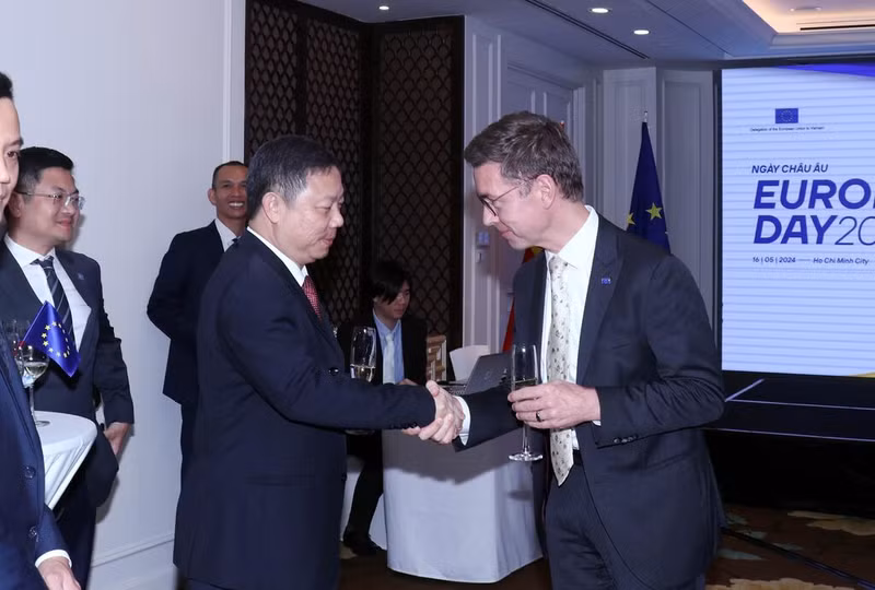 Le vice-président du Comité populaire de Hô Chi Minh-Ville, Duong Anh Duc (gauche), félicite l'ambassadeur de l'UE au Vietnam, Julien Guerrier, le 16 mai à Hô Chi Minh-Ville. Photo : VNA.