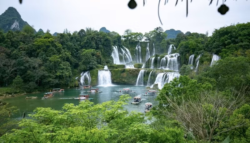 Un nombre croissant de touristes se sont récemment rendus dans la province montagneuse du nord de Cao Bang pour participer à des visites de la cascade de Ban Gioc — Detian, à la frontière entre le Vietnam et la Chine. Photo : VOV.