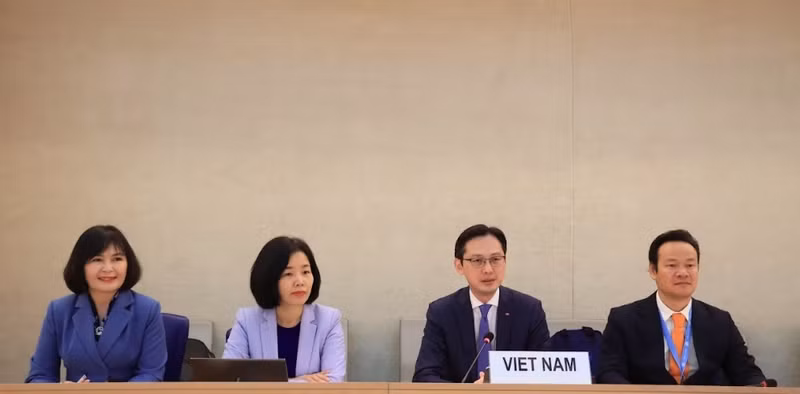 Le vice-ministre des Affaires étrangères Do Hung Viet (2e à partir de la droite) dirige la délégation vietnamienne pour participer à la séance de dialogue sur le rapport national du Vietnam sur la protection et la promotion des droits de l’homme dans le cadre du cycle IV du mécanisme d’EPU du Conseil des droits de l’homme des Nations Unies. Photo : VOV.