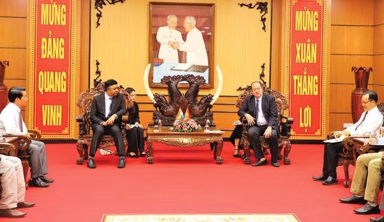 Le président du Comité populaire de la province d’An Giang, Nguyên Thanh Binh (à droite), reçoit le consul général de l’Inde à Hô Chi Minh-Ville, Madan Mohan Sethi. Photo : thoidai.com.vn
