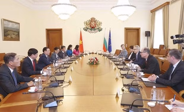 Le Président de l’Assemblée nationale du Vietnam Vuong Dinh Huê (gauche) et le Premier ministre bulgare Nikolaï Denkov lors de leur entrevue à Sofia. Photo: VNA