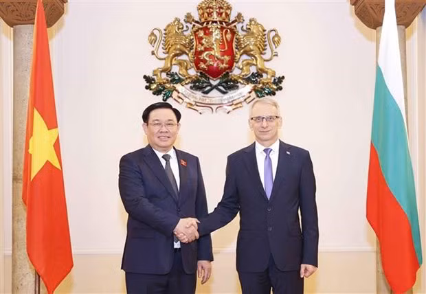 Le Président de l’Assemblée nationale du Vietnam Vuong Dinh Huê (gauche) et le Premier ministre bulgare Nikolaï Denkov se serrent la main. Photo: VNA