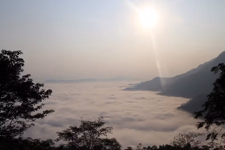 La « mer » de nuages en automne est une image unique lors du programme « Couleurs d’automne de Ba Bê ». (Photo : HUONG DIU)