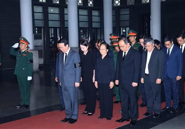 Le Président Vo Van Thuong, à la tête d'une délégation de la présidence de la République, rend hommage au général de corps d’armée Nguyên Chi Vinh. Photo: VNA Le Président Vo Van Thuong, à la tête d'une délégation de la présidence de la République, rend hommage au général de corps d’armée Nguyên Chi Vinh. Photo: VNA