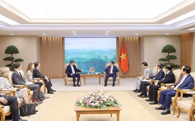 Le Premier ministre Pham Minh Chinh (à droite) reçoit l'envoyé spécial du président américain pour le climat, John Kerry. Photo : VNA.