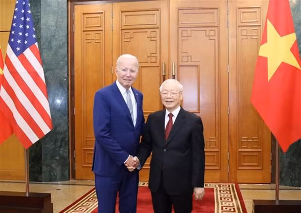 Le Secrétaire général du Parti communiste du Vietnam Nguyên Phu Trong (à droite) et le Président américain Joe Biden se serrent la main, à Hanoi, le 10 septembre. Photo : VNA. Le Secrétaire général du Parti communiste du Vietnam Nguyên Phu Trong (à droite) et le Président américain Joe Biden se serrent la main, à Hanoi, le 10 septembre. Photo : VNA.