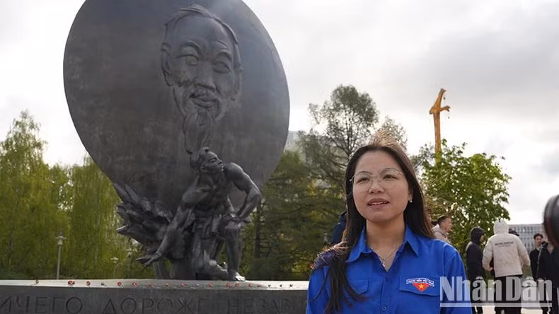 Le Thuy Linh, étudiante à l’Université de recherche médicale N.I. Pirogov, partage son émotion face aux souvenirs des anciens combattants. Photo : Xuan Hung