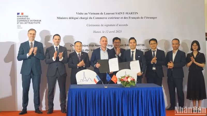 Laurent Saint-Martin, ministre délégué chargé du Commerce extérieur et des Français de l’étranger (dernier rang, deuxième à partir de la gauche) et les délégués ont assisté à la signature d'un accord de coopération par des représentants d'entreprises des deux pays. 