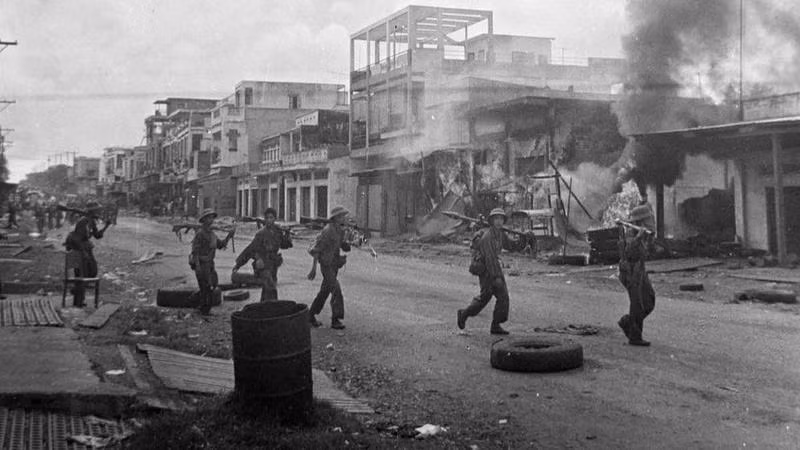 Le 9 avril 1975, les troupes révolutionnaires ont lancé l’assaut sur la ville de Xuan Loc, position défensive stratégique de l’ennemi protégeant Saïgon depuis le nord-est. Photo : VNA. Le 9 avril 1975, les troupes révolutionnaires ont lancé l’assaut sur la ville de Xuan Loc, position défensive stratégique de l’ennemi protégeant Saïgon depuis le nord-est. Photo : VNA.