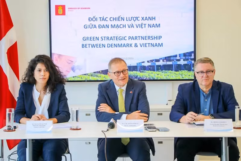 Lors d’une conférence de presse tenue en novembre 2023, l’ambassadeur Nicolai Prytz a affirmé que le Vietnam et le Danemark partagent un objectif commun : un avenir vert. Photo : Thanh nien.