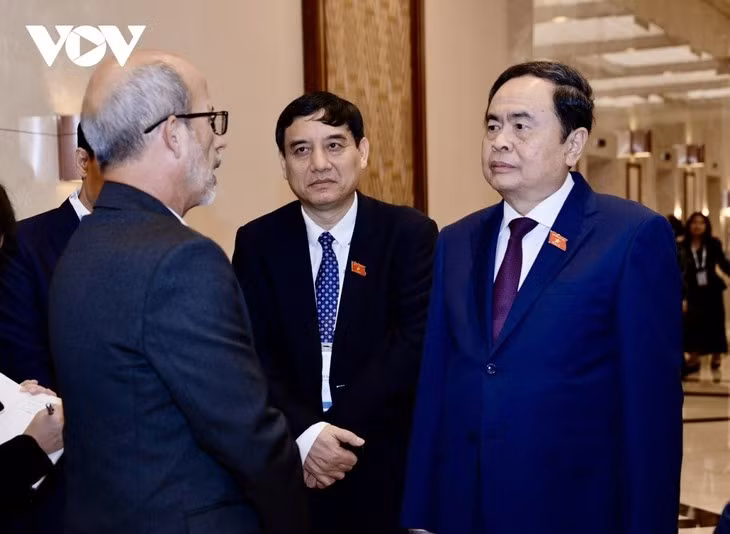 Le président de l’Assemblée nationale Trân Thanh Mân rencontre Rolando Gonzalez, président de l’Union parlementaire latino-américaine Le président de l’Assemblée nationale Trân Thanh Mân rencontre Rolando Gonzalez, président de l’Union parlementaire latino-américaine