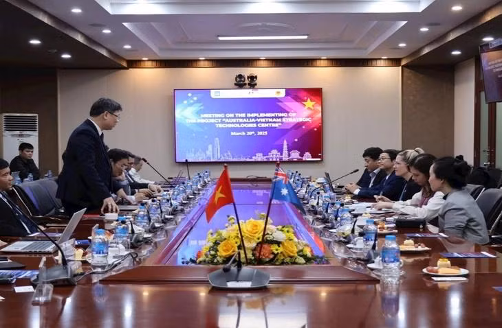 Des représentants du ministère vietnamien des Sciences et des Technologies, du ministère australien des Affaires étrangères et du Commerce, de l’UTS, de Nokia et du Centre national d’innovation ont travaillé ensemble à l’Académie des technologies de la poste et des télécommunications (PTIT) le 20 mars 2025. Photo : TTO