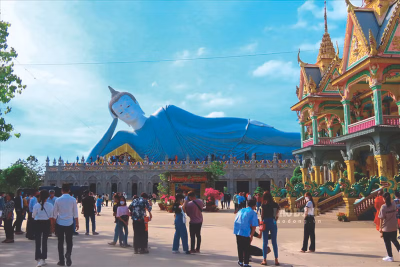 La statue du Bouddha couché de la pagode Som Rong à Soc Trang. Photo : VNA/CVN.