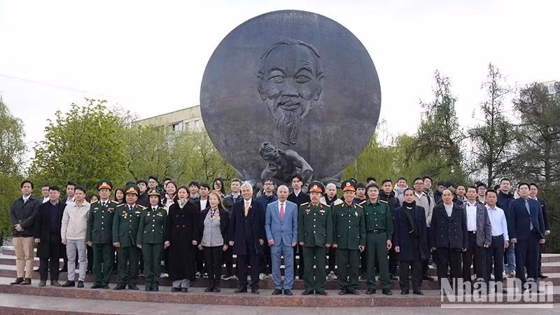 D’anciens combattants et des représentants de la jeunesse vietnamienne en Russie prennent une photo souvenir devant la statue de Hô Chi Minh. Photo : Xuan Hung
