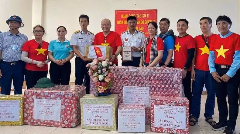 Les Vietnamiens d’outre-mer remettent des cadeaux aux cadres et soldats stationnés sur l’île de Len Đao. Les Vietnamiens d’outre-mer remettent des cadeaux aux cadres et soldats stationnés sur l’île de Len Đao.