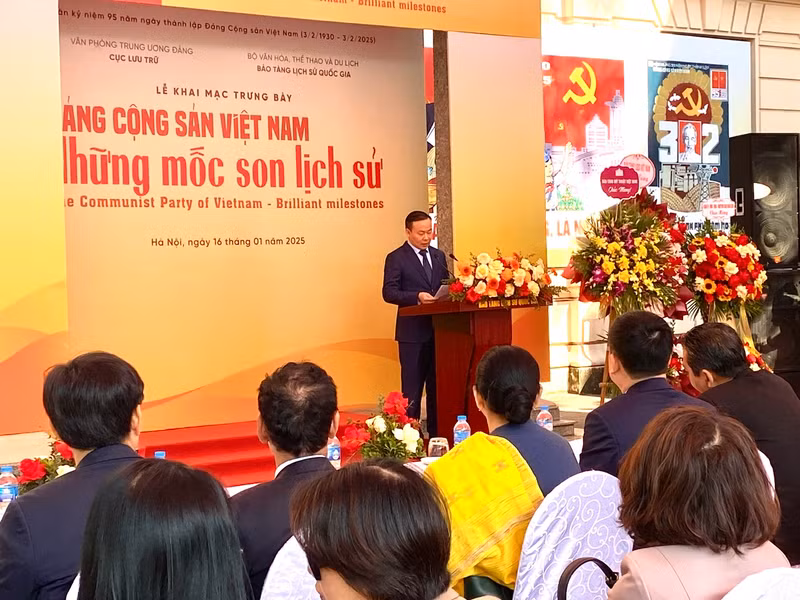 Le Dr Nguyen Van Doan, directeur du Musée national d’histoire du Vietnam, prend la parole lors de la cérémonie d’ouverture. Photo : HA PHUONG & TUNG CHI/NDEL. Le Dr Nguyen Van Doan, directeur du Musée national d’histoire du Vietnam, prend la parole lors de la cérémonie d’ouverture. Photo : HA PHUONG & TUNG CHI/NDEL.