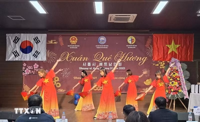 A Siheung, en République de Corée, l'Association vietnamienne locale a organisé une fête du printemps pleine de dynamisme pour accueillir le Nouvel An 2025. Photo : VNA. 