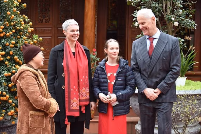 L'ambassadrice de Norvège au Vietnam, Hilde Solbakken, son mari et sa fille découvrent le Têt traditionnel dans l'ancien village de Duong Lam. Photo : baoquocte.vn