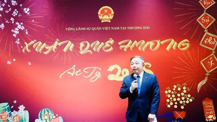 Nguyên Thê Tùng, consul général du Vietnam à Shanghai, prononce un discours lors du programme « Printemps au pays natal 2025 ». Photo : baoquocte.vn