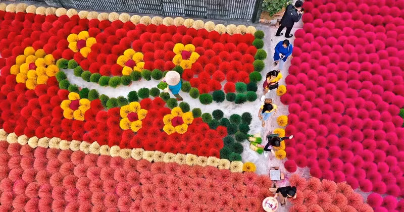 Des bouquets d'encens aux couleurs vives créent un effet visuel incroyable. Photo : VNP. 