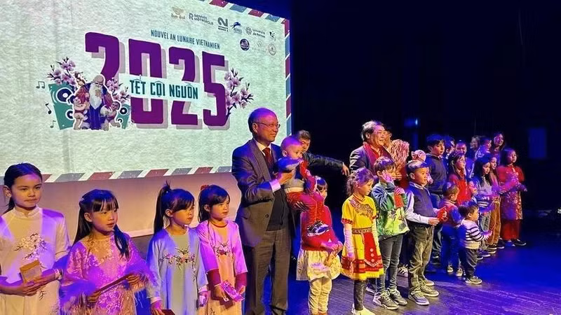 Lors du programme célébrant le Nouvel An lunaire à Rennes. Photo : VNA. 