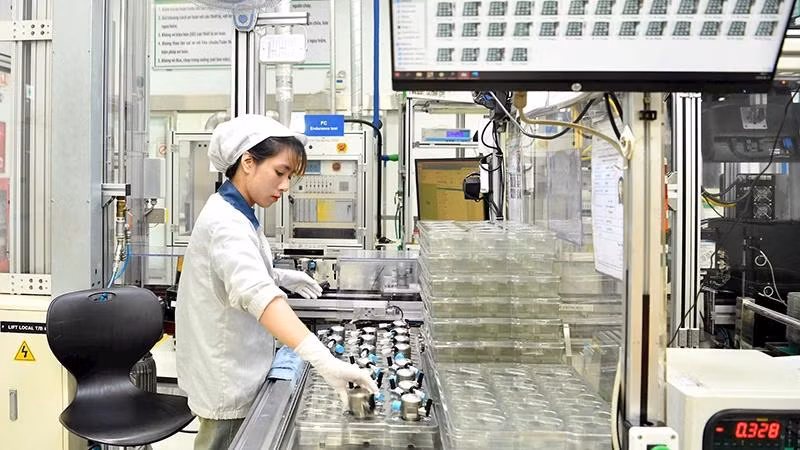 La chaîne de production de capteurs intelligents et respectueux de l’environnement de l’entreprise Hyundai Kefico Vietnam Co., ltd, située dans la zone industrielle Dai An II, province de Hai Duong. Photo : Dang Anh.