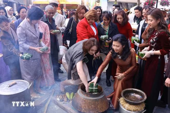Les délégués ont mis la main à la pâte en préparant eux-mêmes des bánh chưng, de l'enveloppement à la cuisson. Photo: VNA