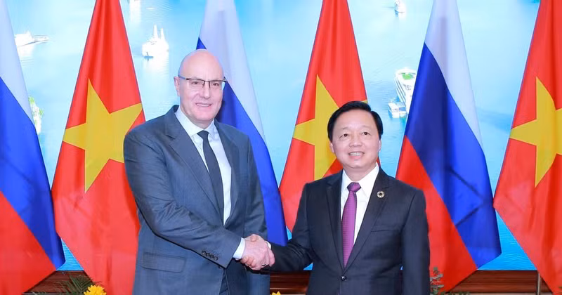 Le vice-Premier ministre Tran Hong Ha (droite) et son homologue russe Dmitry Nikolayevich Chernyshenko. Photo: VNA 