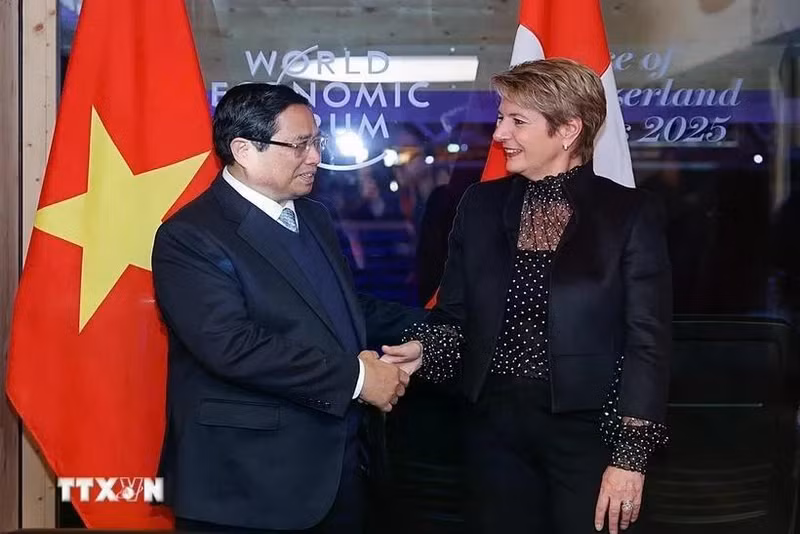 Le Premier ministre Pham Minh Chinh et la présidente suisse Karin Keller-Sutter. Photo : VNA. 