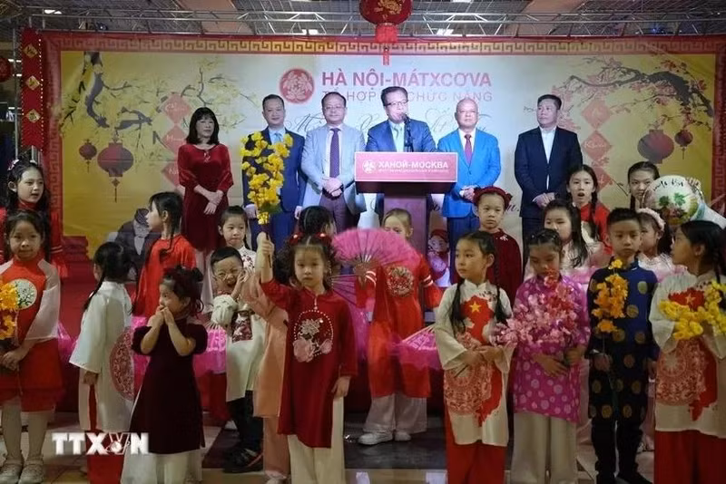 L’ambassadeur du Vietnam en Fédération de Russie, Dang Minh Khoi, pose pour une photo souvenir avec les enfants de la communauté vietnamienne en Fédération de Russie lors du programme Tet Sum Vay - Célébration du Nouvel an du Serpent 2025 le 24 janvier. Photo : VNA