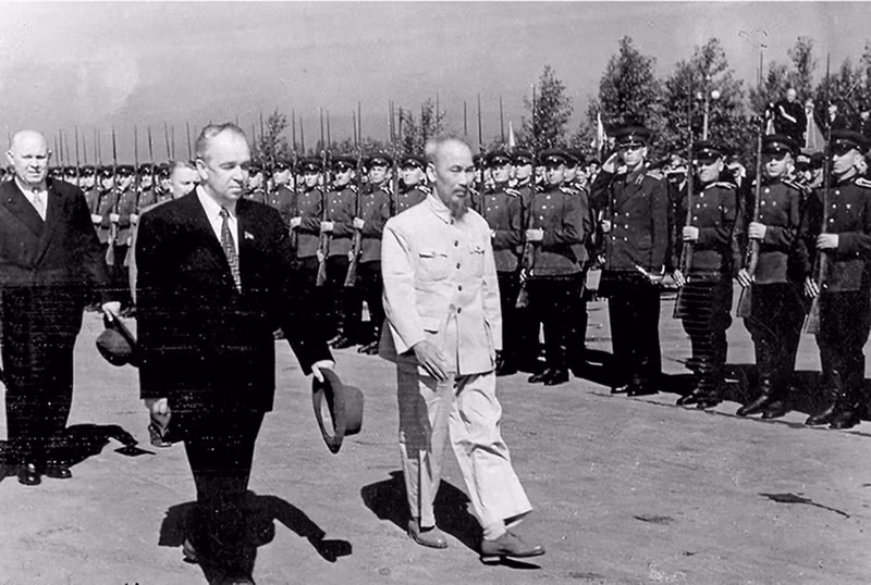 Le président Hô Chi Minh lors de la cérémonie d’accueil de la délégation du gouvernement vietnamien en visite officielle en Union soviétique, le 12 juillet 1955. Photo : Association des journalistes russes